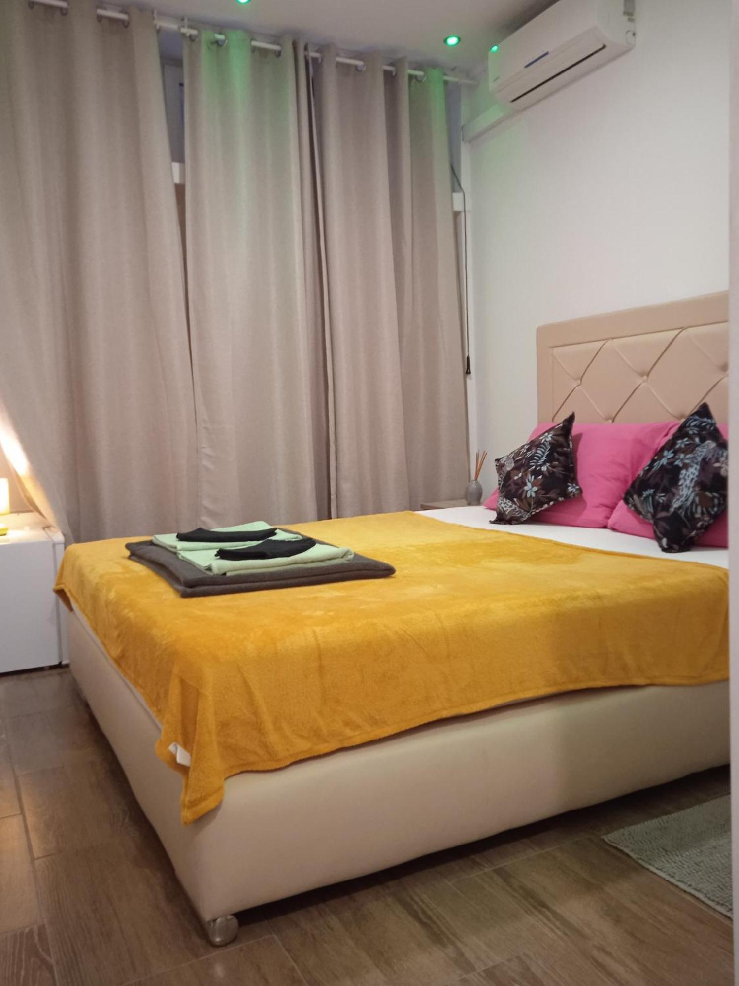 Dioklecijan Delux Hostel สปลิท ภายนอก รูปภาพ